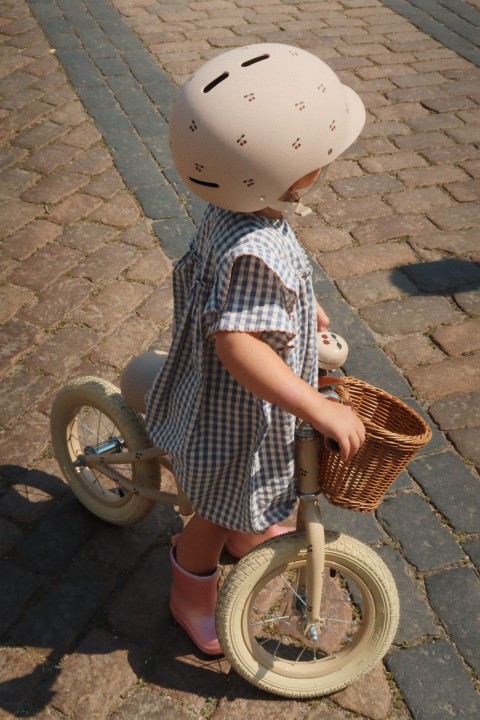 Rower równoważny Konges Sløjd z koszykiem – nauka jazdy i równowagi