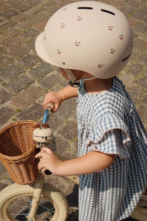 Konges Sløjd Bicycle Helmet Cherry z rowerkiem biegowym widok z góry