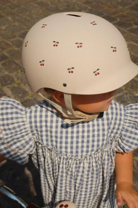 Konges Sløjd Bicycle Helmet Cherry kask w wisienki na głowie dziecka