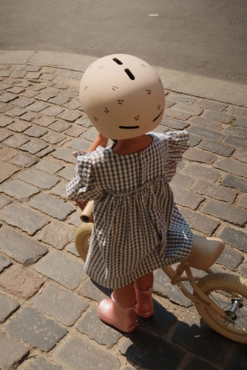 Konges Sløjd Bicycle Helmet Cherry tył kasku na dziecku przy rowerku