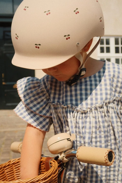 Konges Sløjd Bicycle Helmet Cherry zbliżenie daszka i paska pod brodą