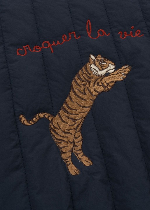 Haftowany detal kurtki Konges Sløjd Juno Bomber Jacket