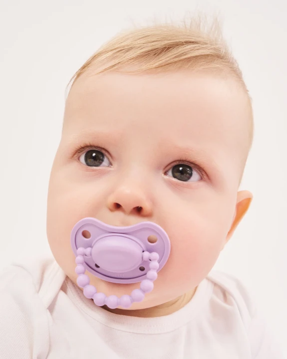 luu-kids-smoczek-french-lavender-niemowle-portret