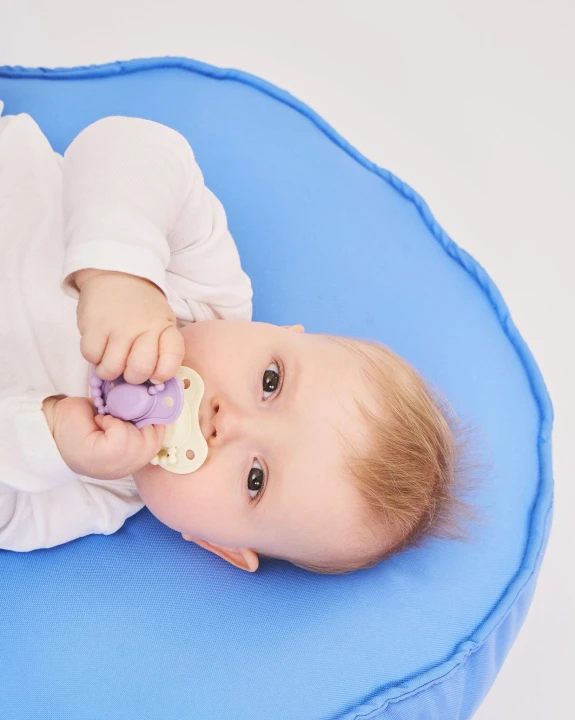 luu-kids-smoczek-french-lavender-niemowle-lezace