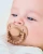 luu-kids-smoczek-milk-hazelnut-niemowle-zblizenie