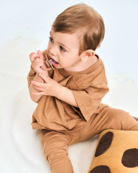 luu-kids-smoczek-milk-hazelnut-niemowle-na-rekach