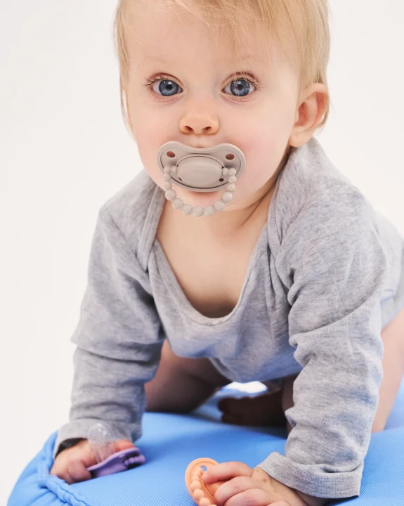 luu-kids-smoczek-sand-storm-niemowle-na-rekach