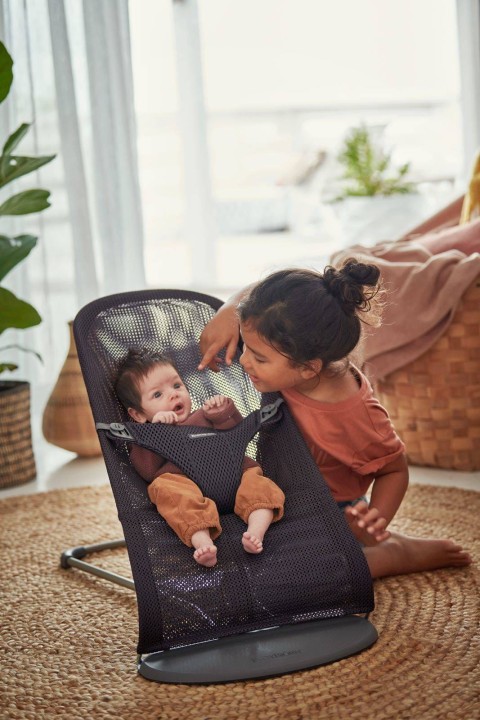 pol_pl_BABYBJORN-lezaczek-BLISS-MESH-Antracytowy-3167_15.jpg