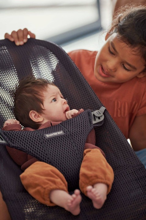 pol_pl_BABYBJORN-lezaczek-BLISS-MESH-Antracytowy-3167_16.jpg