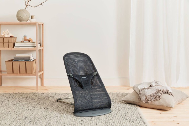 pol_pl_BABYBJORN-lezaczek-BLISS-MESH-Antracytowy-3167_23.jpg