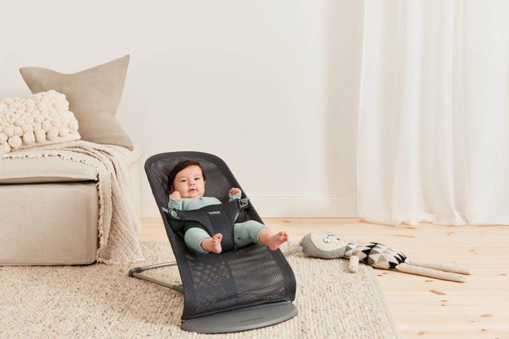 pol_pl_BABYBJORN-lezaczek-BLISS-MESH-Antracytowy-3167_26.jpg