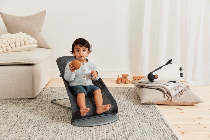 pol_pl_BABYBJORN-lezaczek-BLISS-MESH-Antracytowy-3167_27.jpg