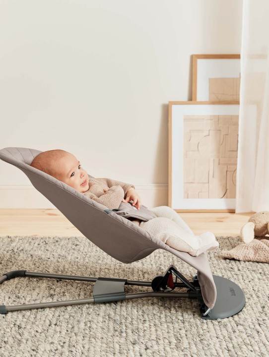 Leżaczek BABYBJÖRN Bliss Woven piaskowoszary – widok z boku