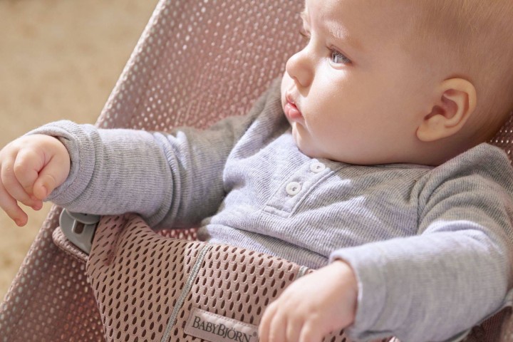 pol_pl_BABYBJORN-lezaczek-BLISS-MESH-Ciemny-Roz-9876_3.jpg