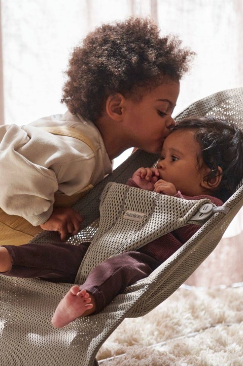 pol_pl_BABYBJORN-lezaczek-BLISS-MESH-Szary-Bez-9875_1.jpg