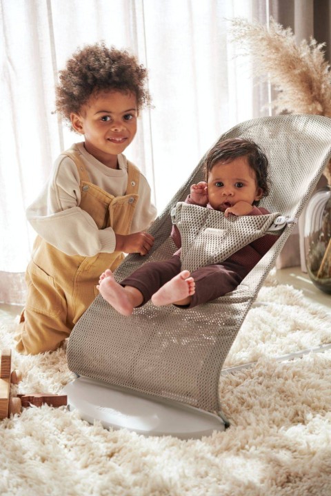 pol_pl_BABYBJORN-lezaczek-BLISS-MESH-Szary-Bez-9875_9.jpg