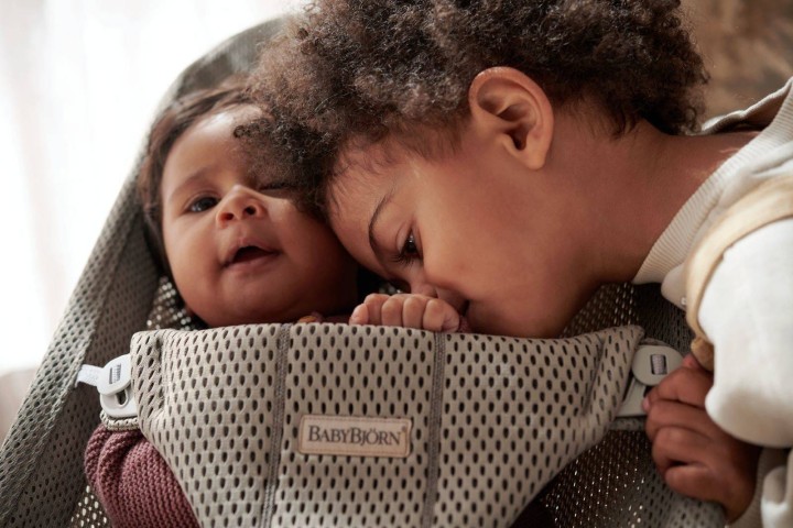 pol_pl_BABYBJORN-lezaczek-BLISS-MESH-Szary-Bez-9875_13.jpg