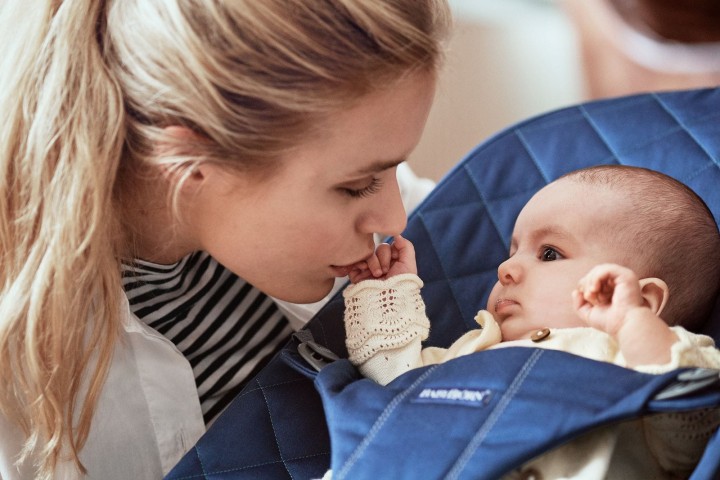 pol_pl_BABYBJORN-lezaczek-BLISS-Woven-Granatowy-35307_13.jpg