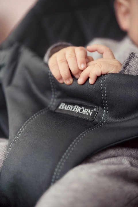 pol_pl_BABYBJORN-lezaczek-BLISS-Woven-Czarny-34911_2.jpg