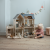 Maileg House of Miniature – dziecko podczas zabawy domkiem dla lalek