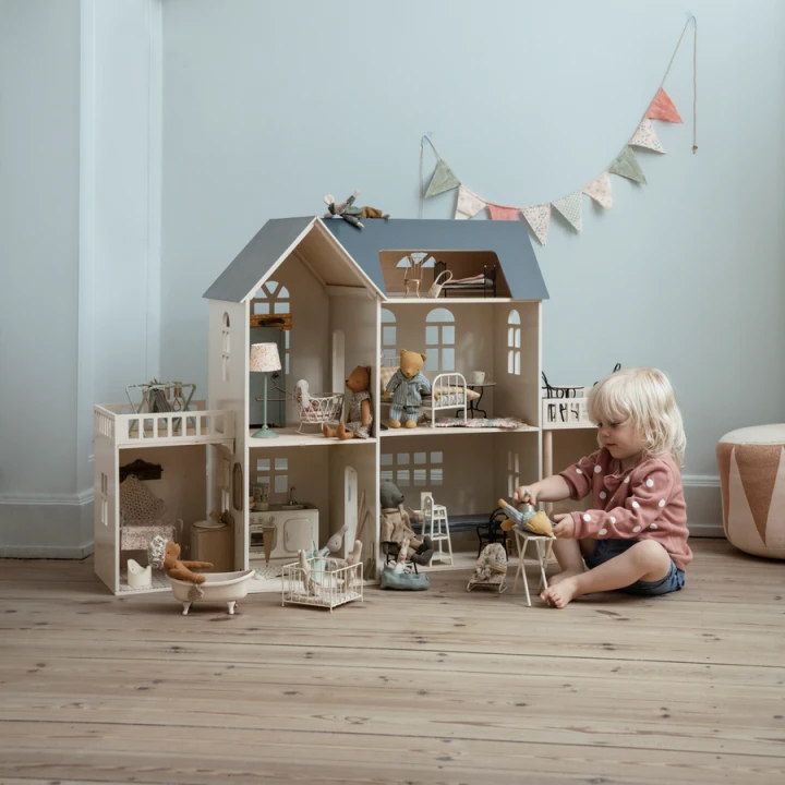 Maileg House of Miniature – dziecko podczas zabawy domkiem dla lalek