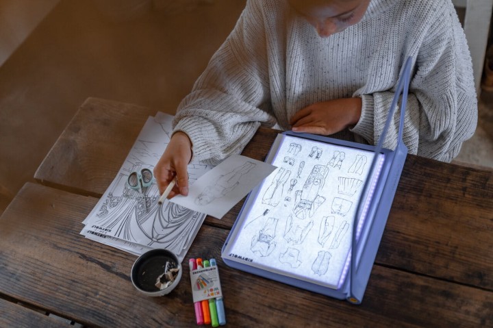 podswietlany-tablet-do-nauki-pisania-i-rysowania-kidydraw-pro-manga-niebieski-uzycie-2