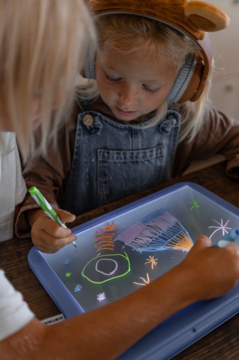 podswietlany-tablet-do-nauki-pisania-i-rysowania-kidydraw-pro-manga-niebieski-uzycie-3