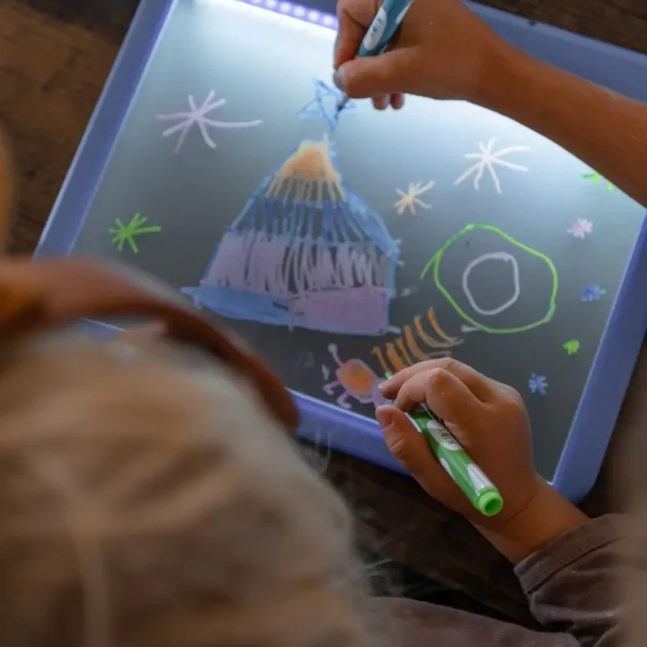 Podswietlany-tablet-do-nauki-pisania-i-rysowania-K-DRAW-PRO---niebieski--Kidywolf (2).webp