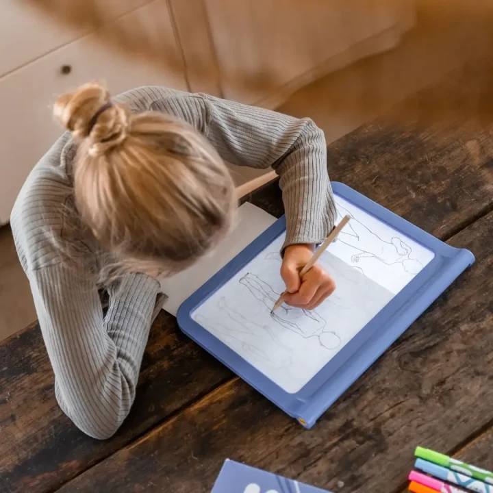 Podswietlany-tablet-do-nauki-pisania-i-rysowania-K-DRAW-PRO---niebieski--Kidywolf (4).webp