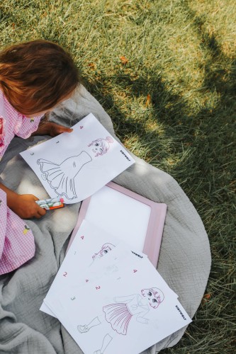 podswietlany-tablet-do-nauki-pisania-i-rysowania-kidydraw-pro-fashion-rozowy-uzycie-1