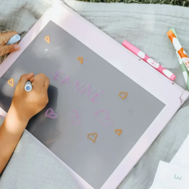 podswietlany-tablet-do-nauki-pisania-i-rysowania-kidydraw-pro-fashion-rozowy-karta-do-rysowania-1