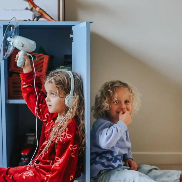 Kidywolf KIDYSPY wzmacniacz dzwieku dziecko uzywa mikrofonu