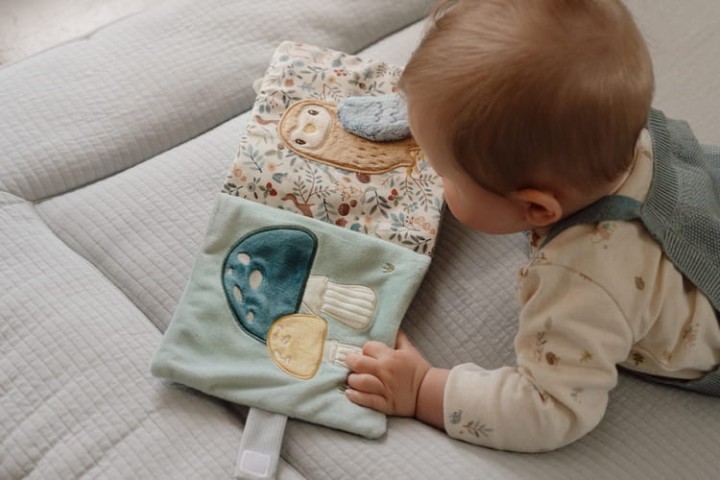 duza-ksiazeczka-sensoryczna-forest-friends-zabawa-2