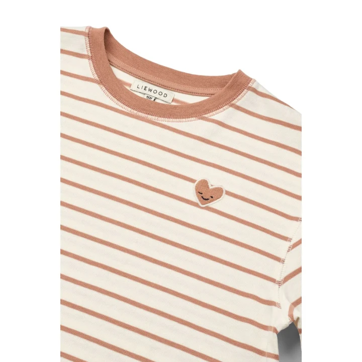 Liewood Tyler Heart Tuscany Rose longsleeve – detal serduszka i pasiastej dzianiny