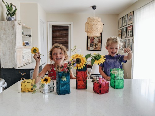 Dzieci bawią się klockami magnetycznymi MAGNA-TILES Classic