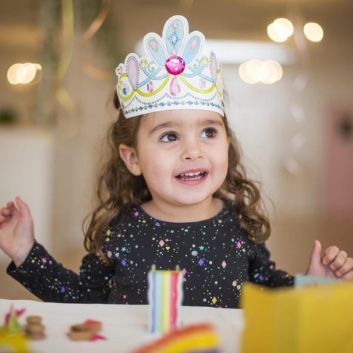 Dziecko w ozdobionej papierowej koronie z zestawu kreatywnego Tiger Tribe – zabawa w przebieranki