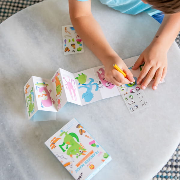 Aplikowanie kolorowej folii transferowej na obrazek w zestawie kreatywnym Tiger Tribe