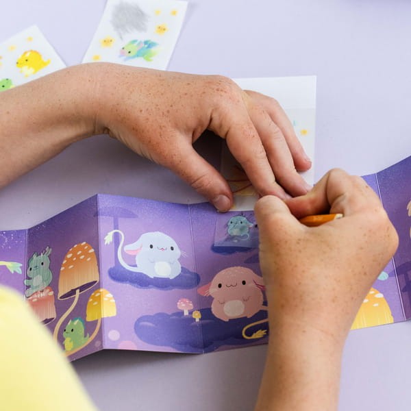 Aplikowanie kolorowej folii transferowej na obrazek w kreatywnym zestawie Tiger Tribe