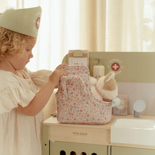 kot-marley-w-torbie-dom