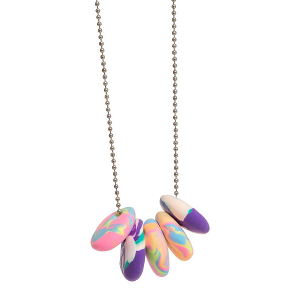 Ręcznie wykonane naszyjniki z kolorowej gliny modelarskiej.