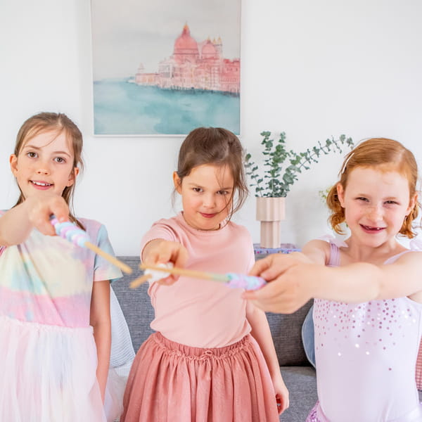 Kreatywna zabawa różdżkami DIY dla dzieci 5+.