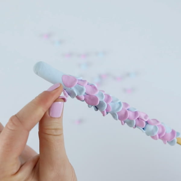 Detal ręcznie wykonanej różdżki DIY.