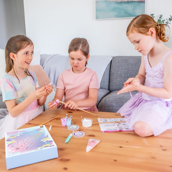 Proces dekorowania różdżek z zestawu Tiger Tribe.