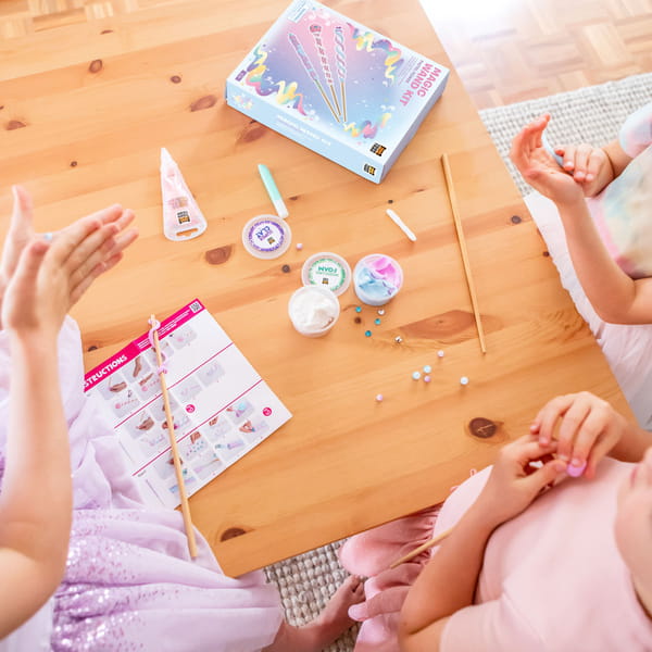 Elementy zestawu do wykonania 3 magicznych różdżek.