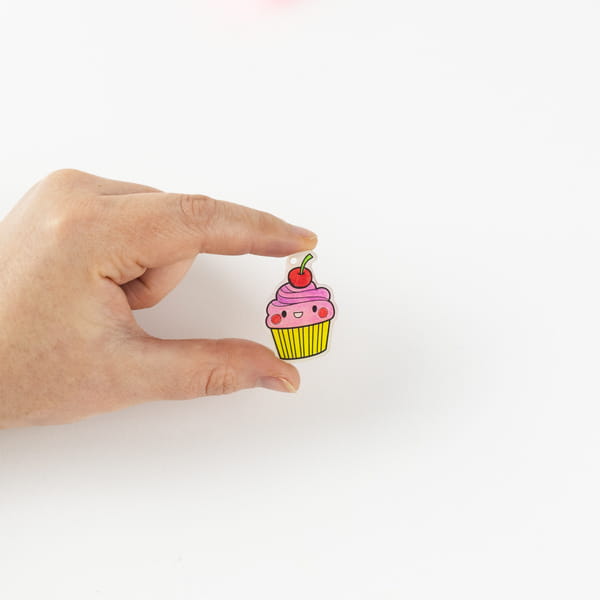 Proces tworzenia zawieszek z zestawu kreatywnego.