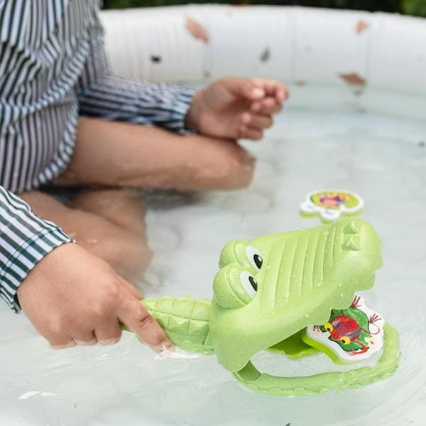 Złap Żabkę podczas aktywnej zabawy w wodzie.