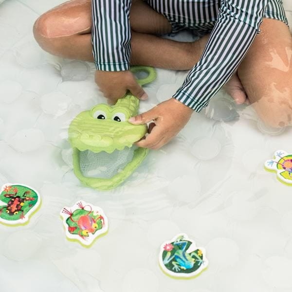 Zabawka kąpielowa w trakcie zabawy w wannie.