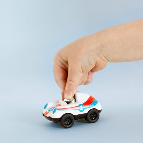 Autko Tiger Tribe w zabawie – poręczny rozmiar.