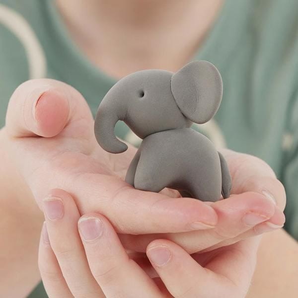 Piankolina Tiger Tribe w zabawie sensorycznej.