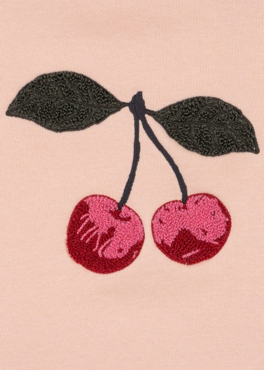 Zbliżenie nadruku wiśni na bluzie dziecięcej Konges Sløjd Lou Terry OCS Evening Sand.